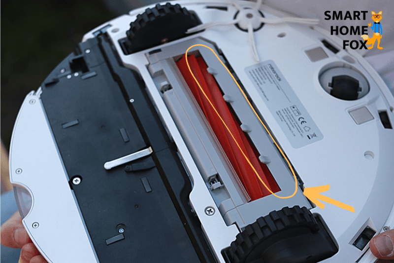 A close-up of the brush holder’s nubs on the bottom side of the Roborock S7.